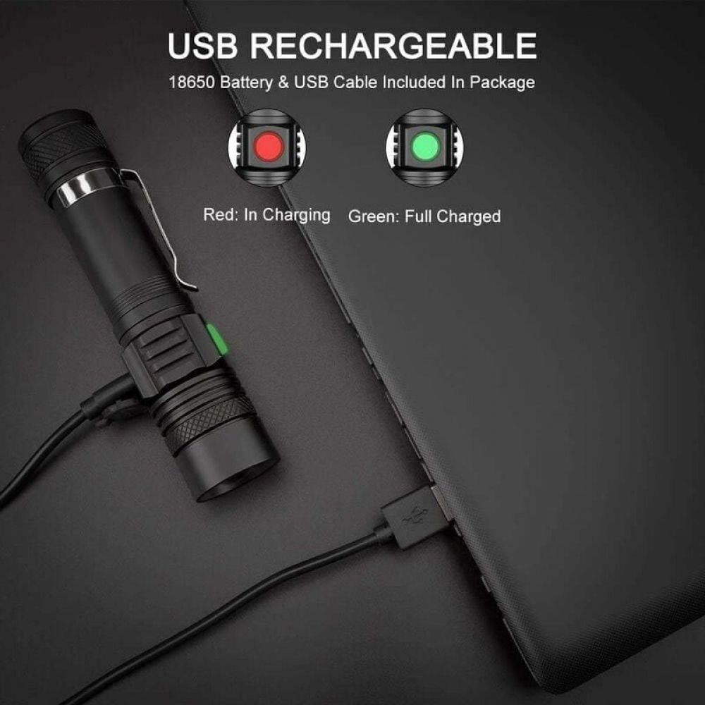 Eine schwarze Taschenlampe, die über USB geladen wird. Text zeigt den Ladestatus mit roten und grünen Lichtern. Angeschlossen an einen Laptop.