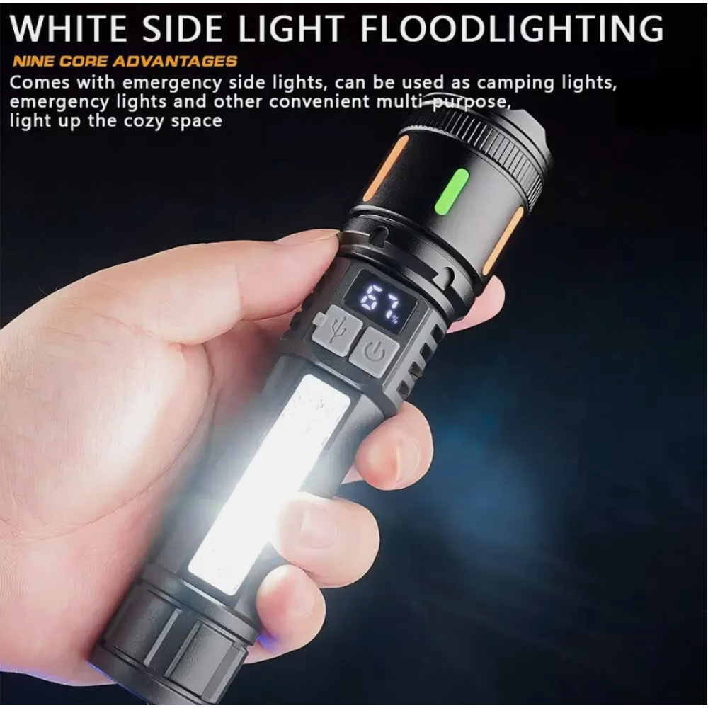 Eine Hand hält eine schwarze Taschenlampe mit weißem Seitenlicht, orangefarbenen und grünen Akzenten. Es hat ein digitales Display und eine Power-Taste.