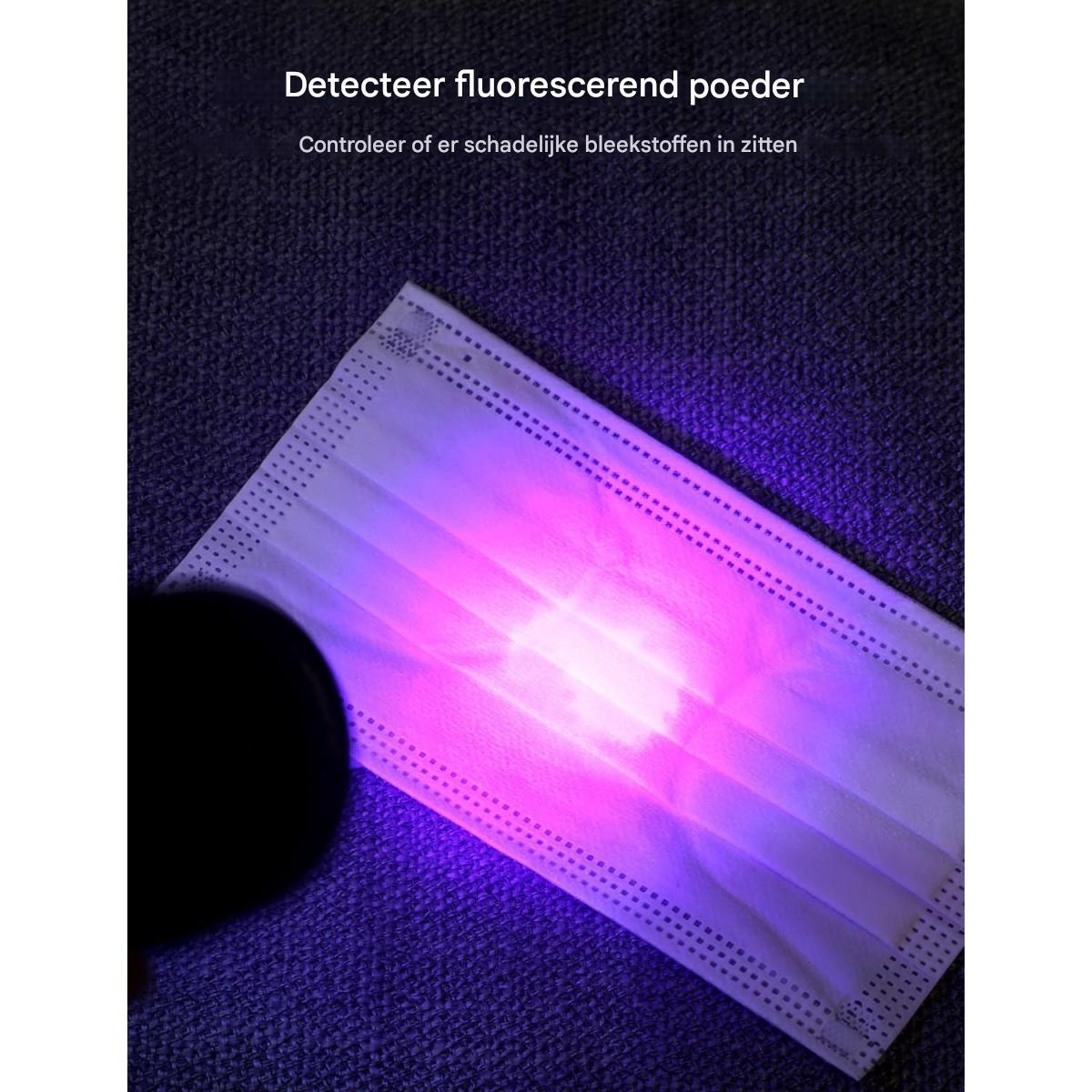 Eine weiße Gesichtsmaske wird mit rosa Licht beleuchtet. Links befindet sich ein schwarzes Objekt. Der Hintergrund ist dunkel und strukturiert.