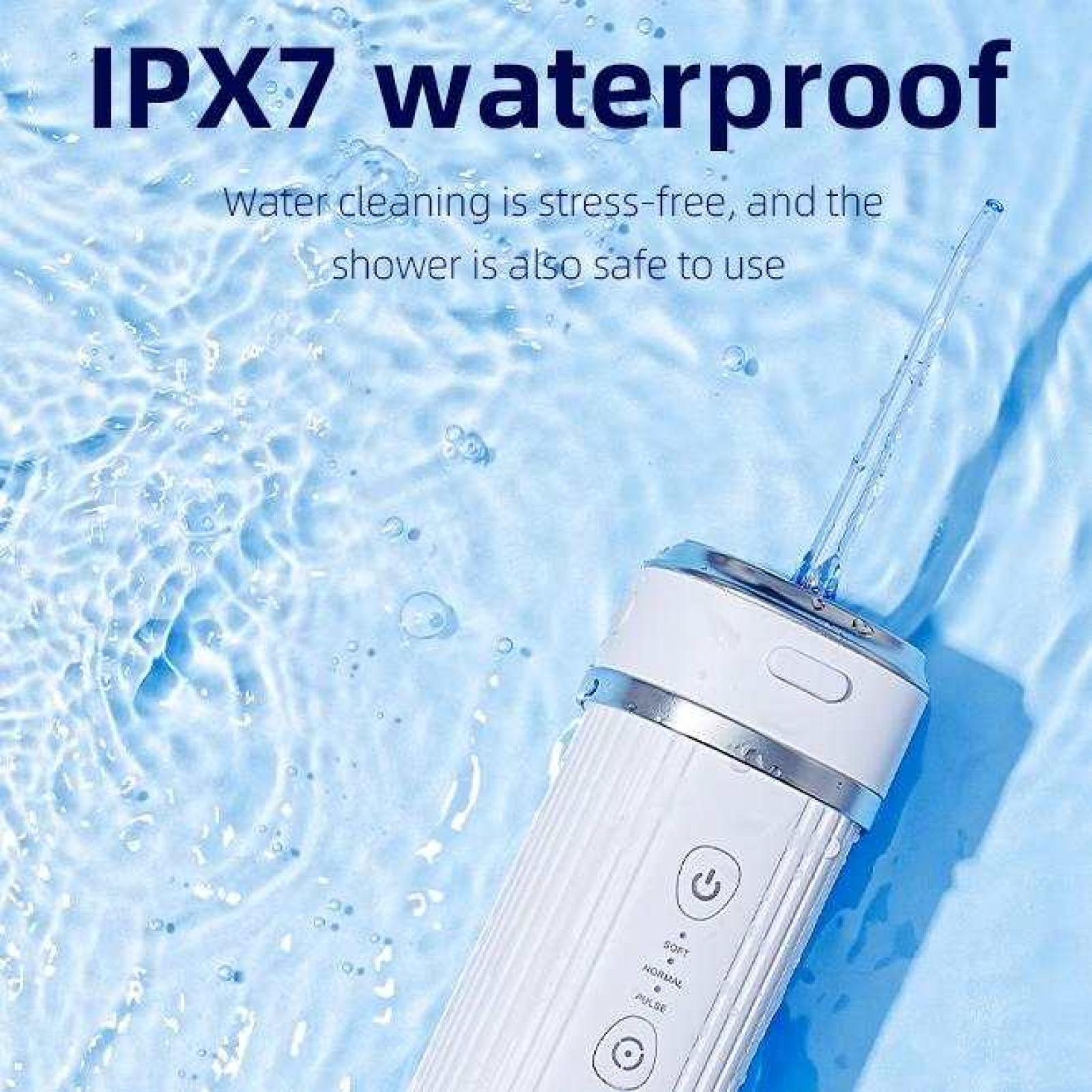 Ein weißes und silbernes Mundspülgerät befindet sich im Wasser. Text sagt IPX7 wasserdicht. Knöpfe: Soft, Normal, Puls.