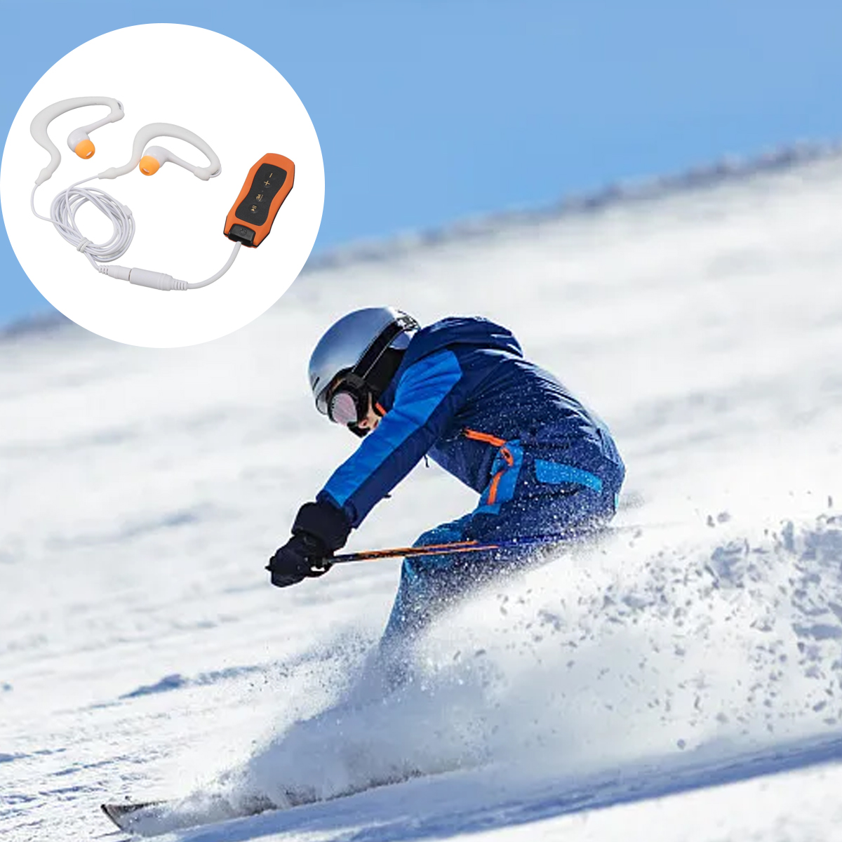 Skifahrer in blauem Anzug fährt einen schneebedeckten Hang hinunter. Kopfhörer und Player in einem Kreis oben links.