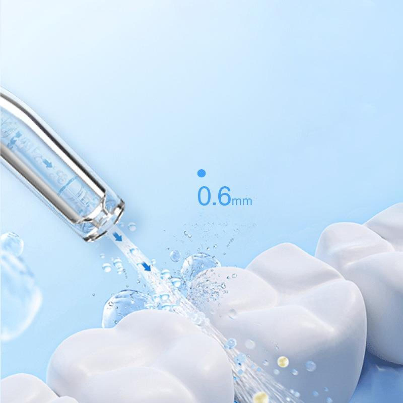 Ein Zahnreinigungsgerät sprüht Wasser auf die Zähne. Der Text '0,6 mm' ist sichtbar, blauer Hintergrund.