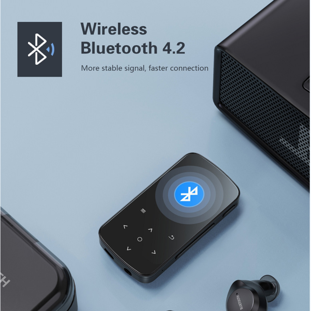 Ein schwarzer Mediaplayer mit Bluetooth, ein Lautsprecher und ein kabelloser Ohrhörer liegen auf einer blauen Oberfläche. Der Text lautet Wireless Bluetooth 4.2.