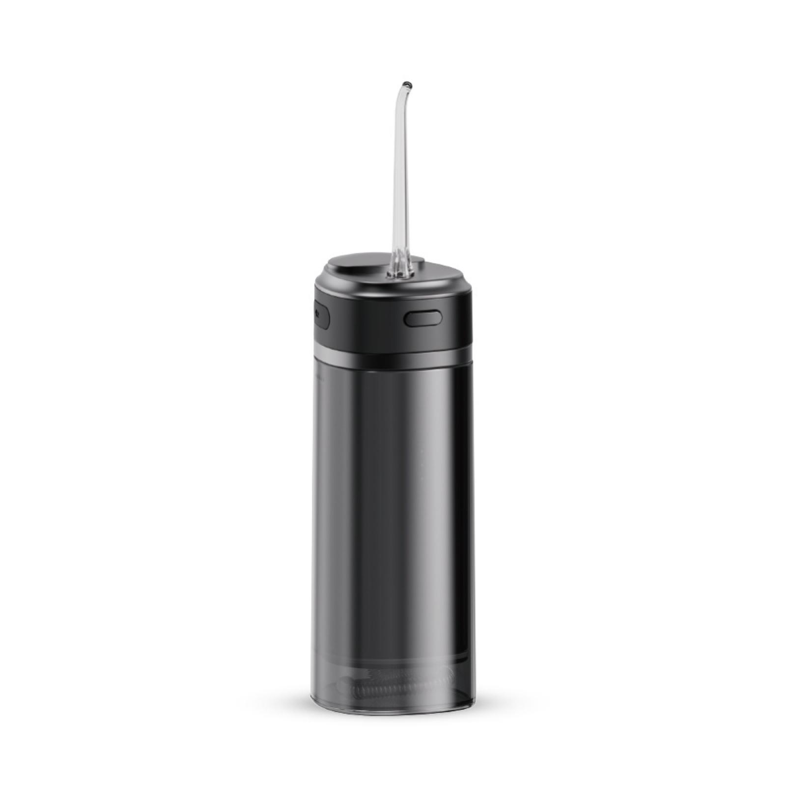 Ein schwarzer und transparenter elektrischer Flosser mit einer langen, dünnen, transparenten Düse auf weißem Hintergrund.