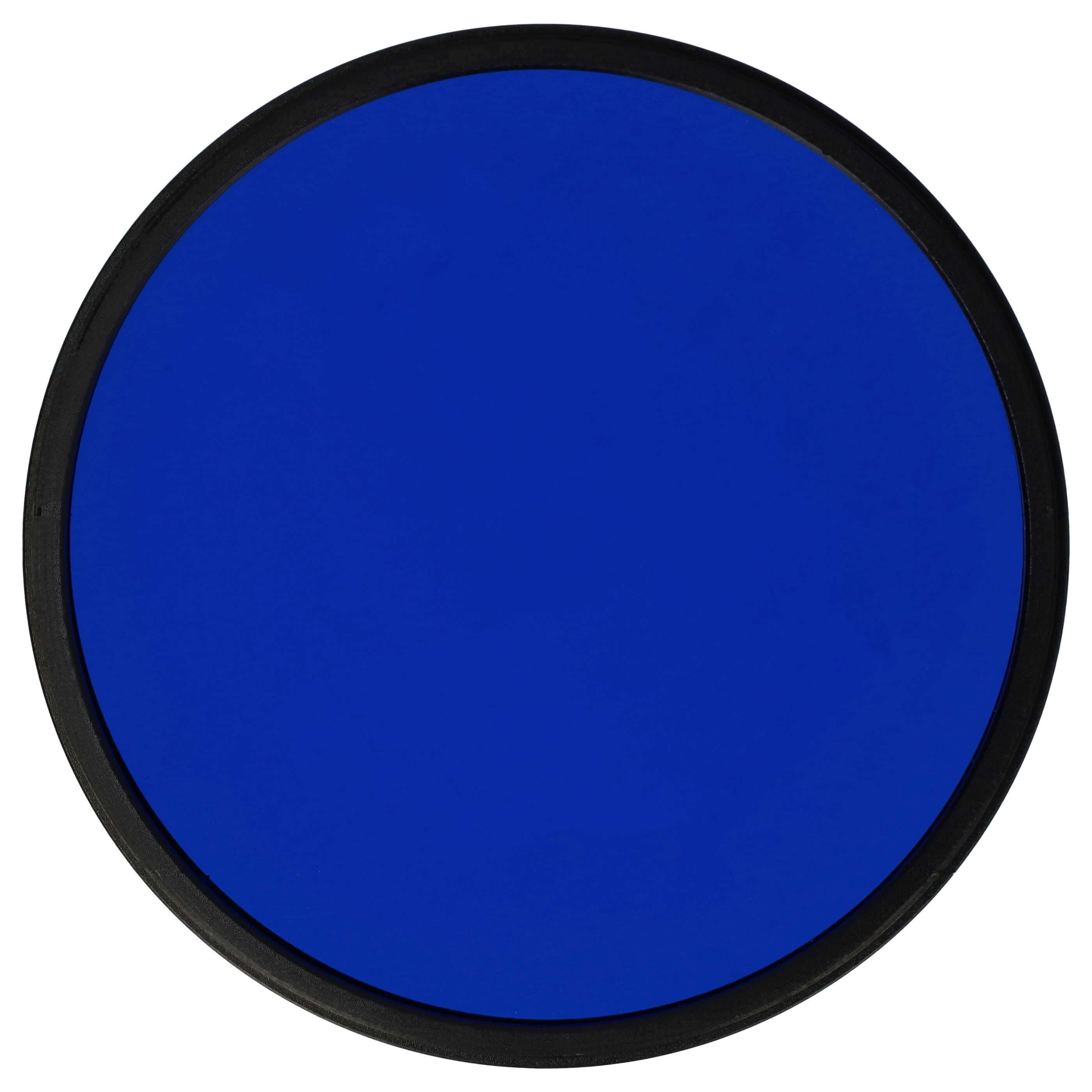 Ein runder, blauer Filter für ein Kameraobjektiv mit schwarzem Rand. Der Hintergrund ist weiß.
