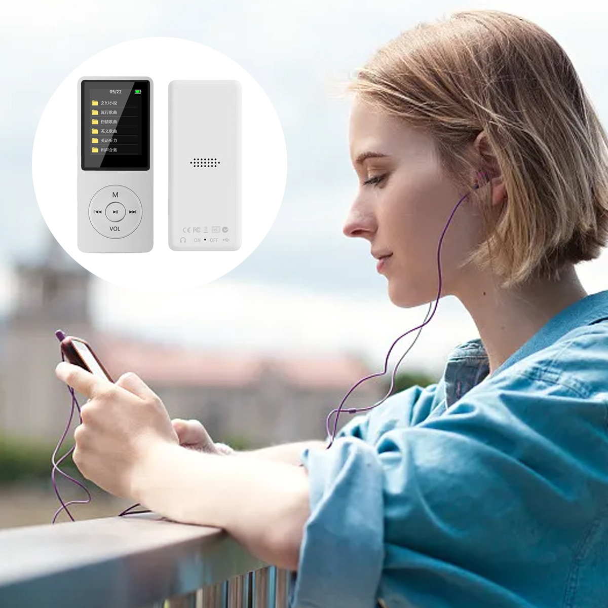 Eine Frau hört Musik mit lila Kopfhörern. Neben ihr liegt ein MP3-Player. Der Bildschirm des Players zeigt ein Menü.