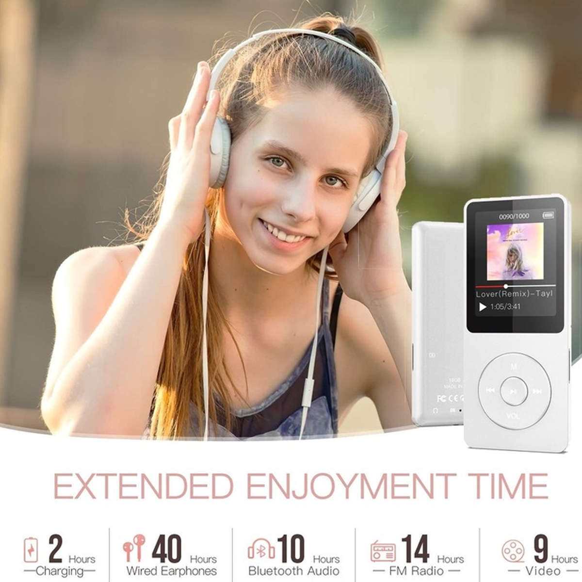 Ein lächelnder Teenager mit Kopfhörern. Ein weißer MP3-Player zeigt einen Song. Text darunter zeigt die Akkulaufzeit.
