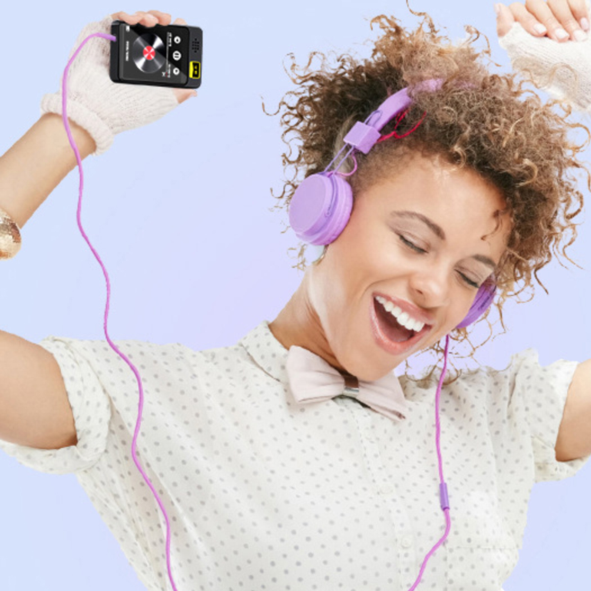 Frau mit Kopfhörern, hält einen Musikplayer. Sie lächelt mit geschlossenen Augen. Der Hintergrund ist hellblau und lila.