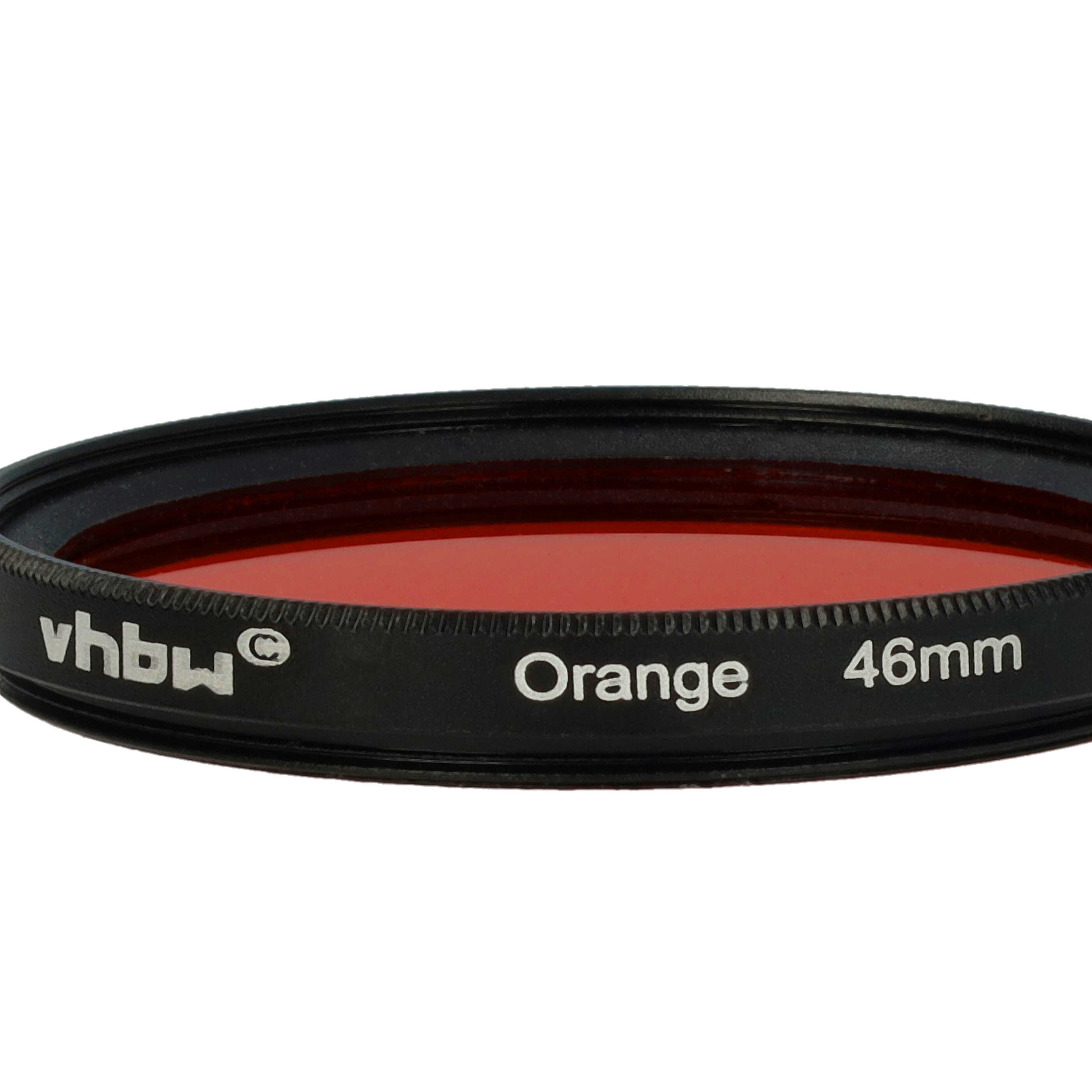 Nahaufnahme eines Kamerafilters. Er hat einen schwarzen Ring mit der Aufschrift 'Orange 46mm' und einen roten Filter.