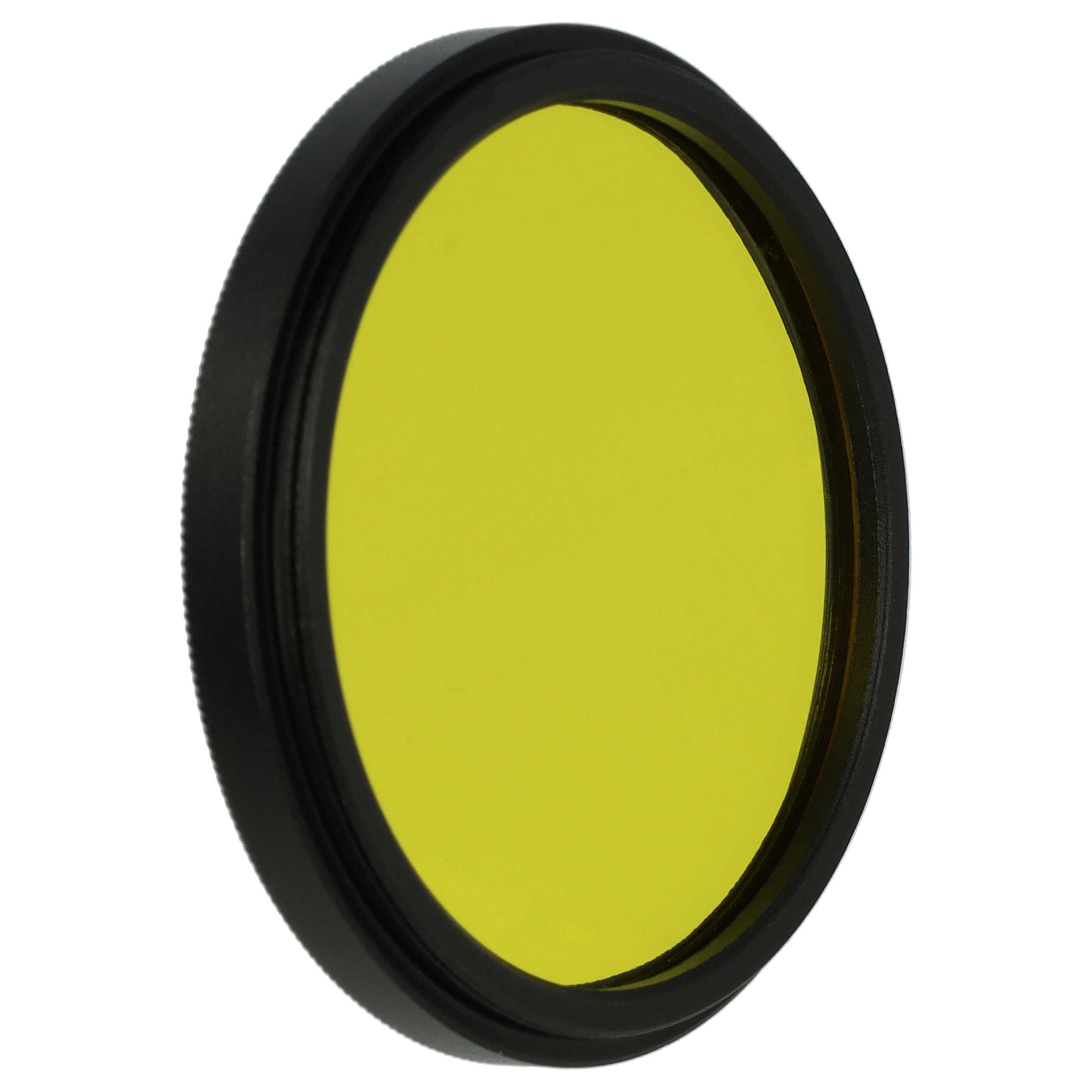 Ein gelber Filter für eine Kamera befindet sich in der Mitte mit einem schwarzen Ring, der Hintergrund ist weiß.