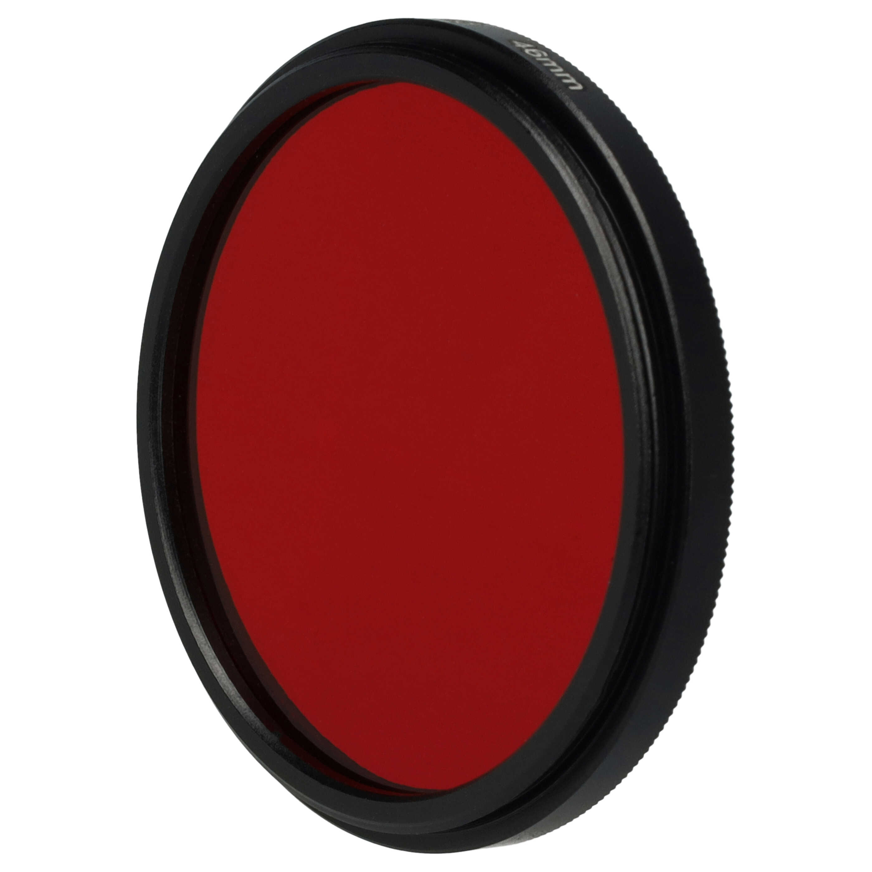 Ein kreisförmiger roter Filter mit schwarzem Rahmen. Der Filter ist vor weißem Hintergrund zentriert.