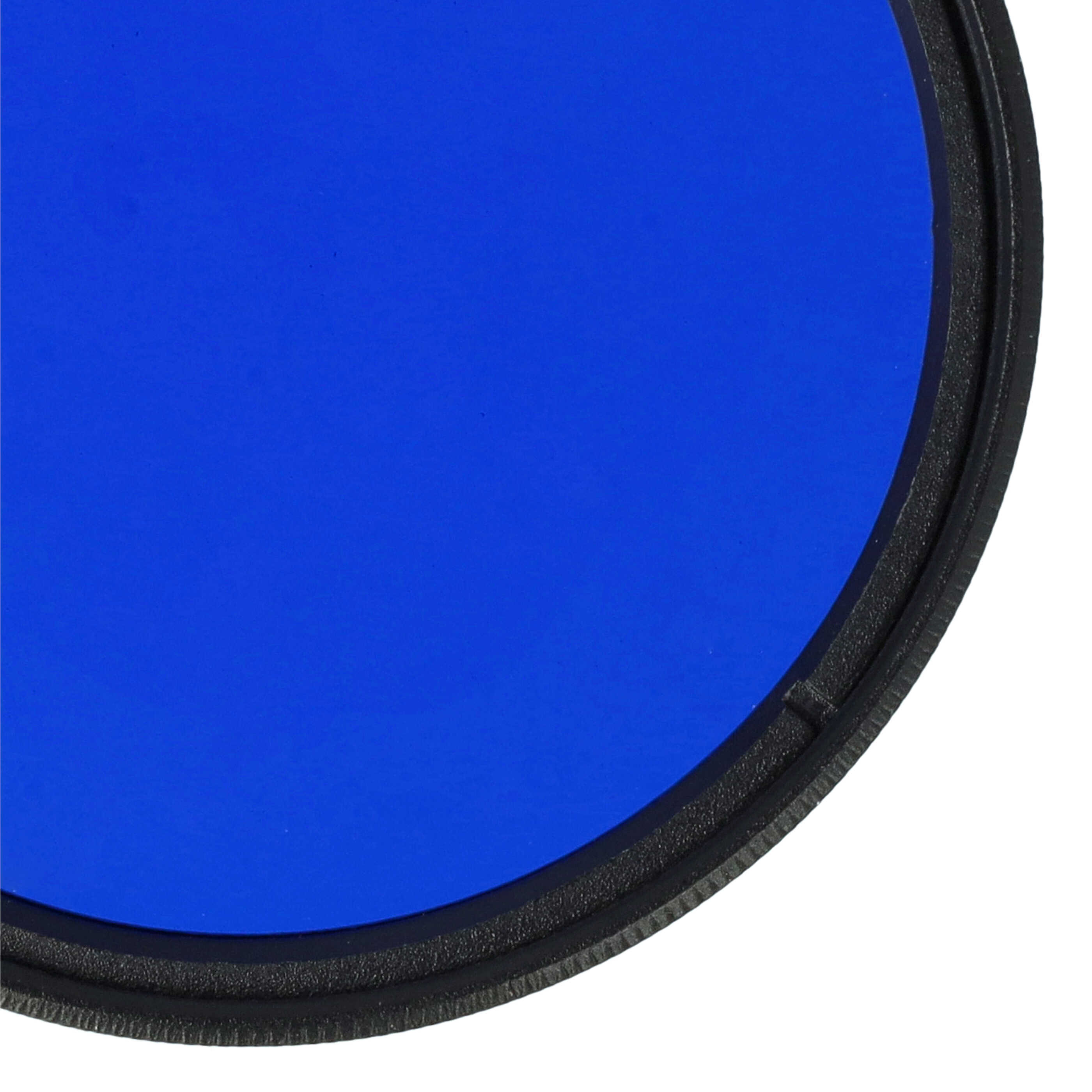 Nahaufnahme eines blauen Objektivfilters mit schwarzem Rahmen. Der Hintergrund ist weiß.