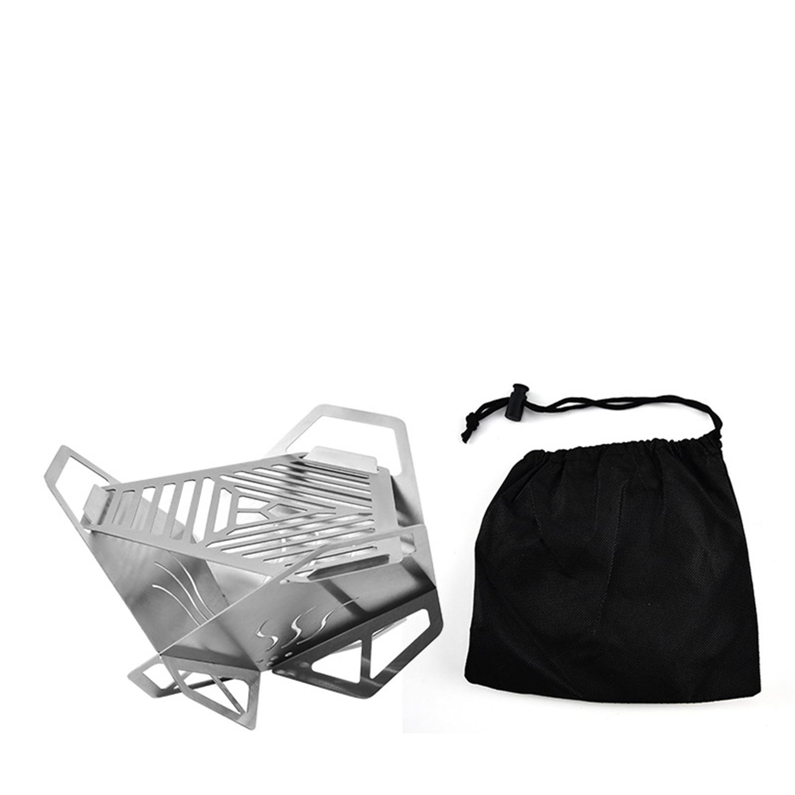 Ein Metall-Campinggrill und eine schwarze Kordelzugtasche vor weißem Hintergrund. Der Grill ist zusammengeklappt.