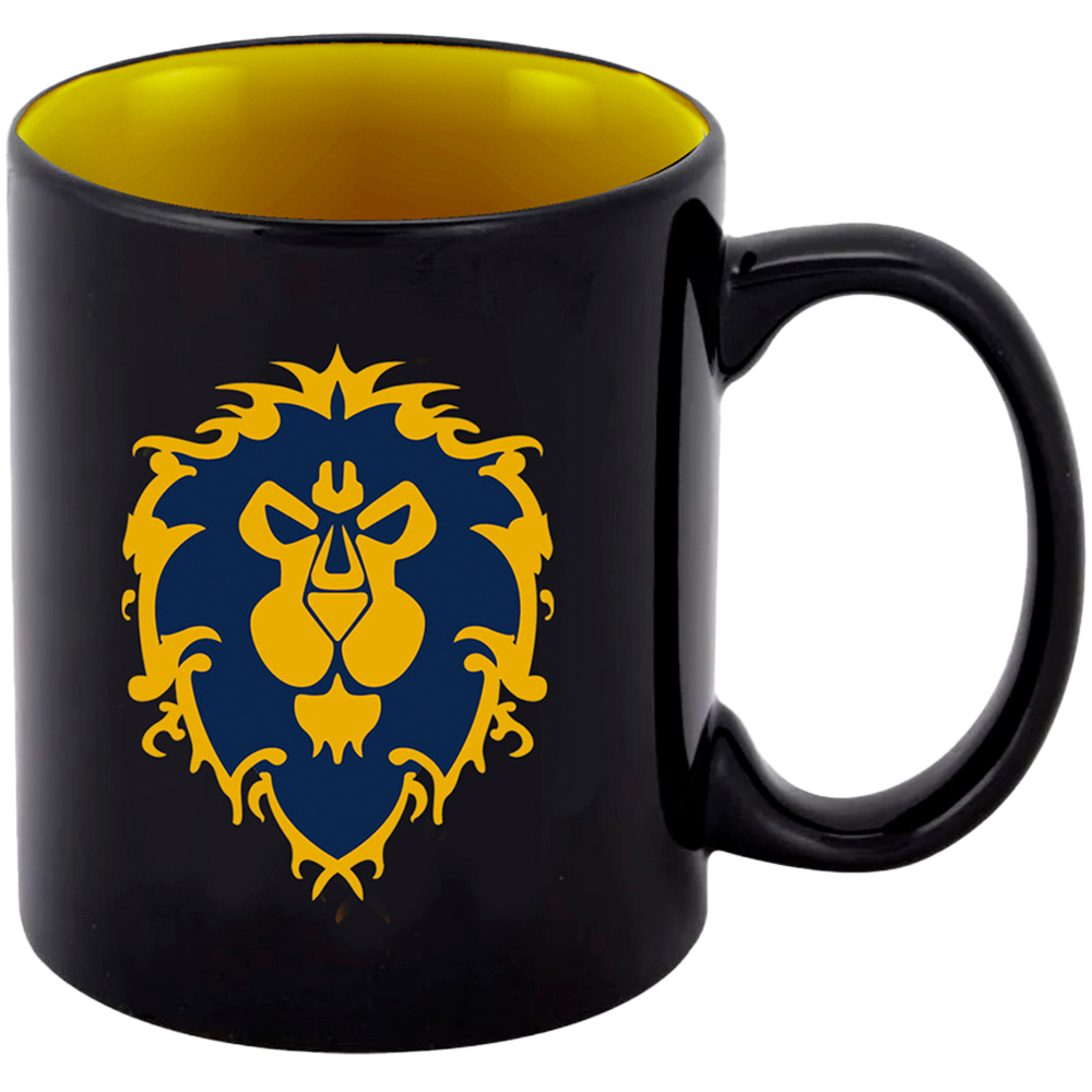 Eine schwarze Tasse mit gelbem Innenraum und Henkel. Sie zeigt ein blaues und goldenes Löwenwappen auf der Vorderseite.