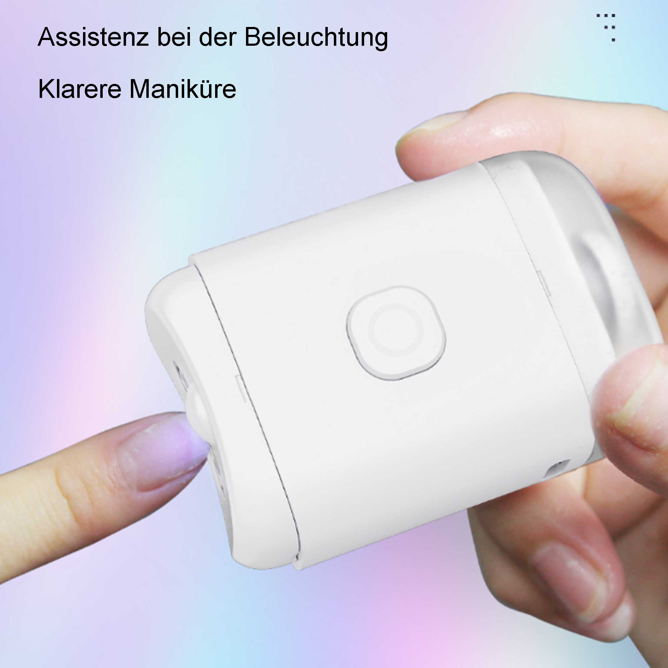 Eine Hand hält eine weiße Nagellampe und beleuchtet einen Fingernagel. Der Hintergrund ist ein lila-blauer Farbverlauf.