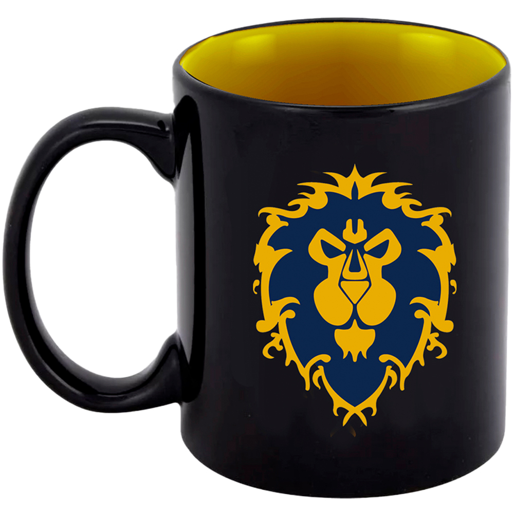 Schwarze Kaffeetasse mit gelbem Innenraum und einem Löwenemblem. Der Griff befindet sich links.