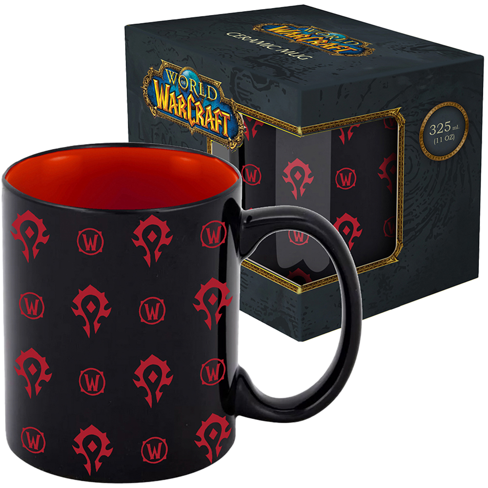 Una tazza nera di World of Warcraft con interno e simboli rossi. È accanto alla sua scatola, che mostra anche il design della tazza.