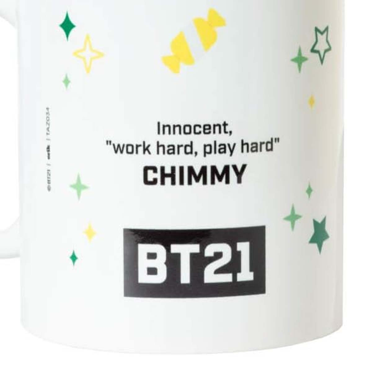 Weißer Becher mit Chimmy- und BT21-Logos, Sternen und einem Bonbon. Text: Unschuldig, arbeite hart, spiele hart.