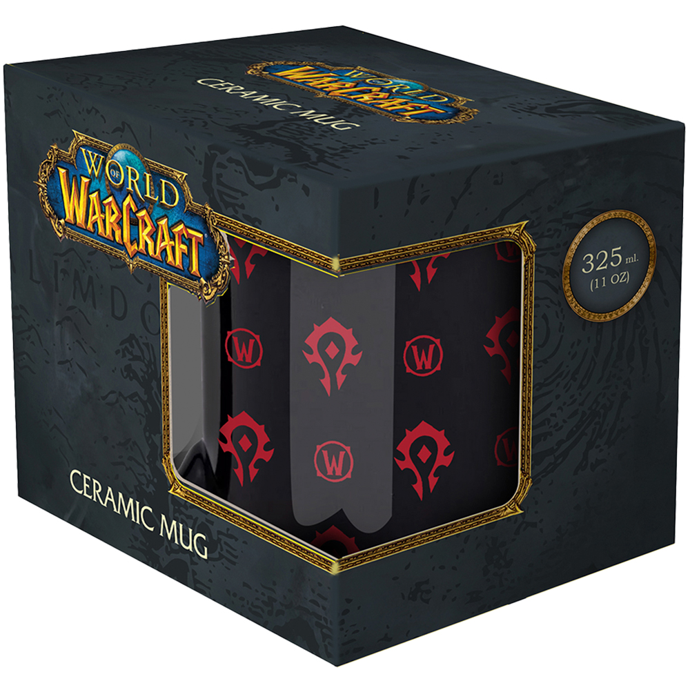 Una tazza di World of Warcraft in una scatola. La tazza è nera con simboli rossi. La scatola è nera con dettagli dorati e il logo del gioco.