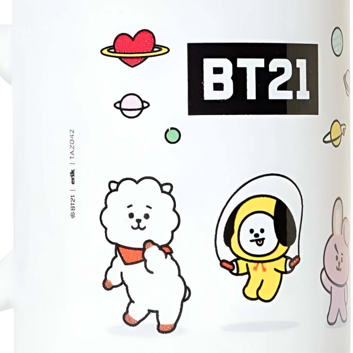 Weiße Tasse mit BT21-Charakteren. Enthält ein Herz, Planeten und Charaktere wie Koya und Chimmy, alles auf weißem Hintergrund.