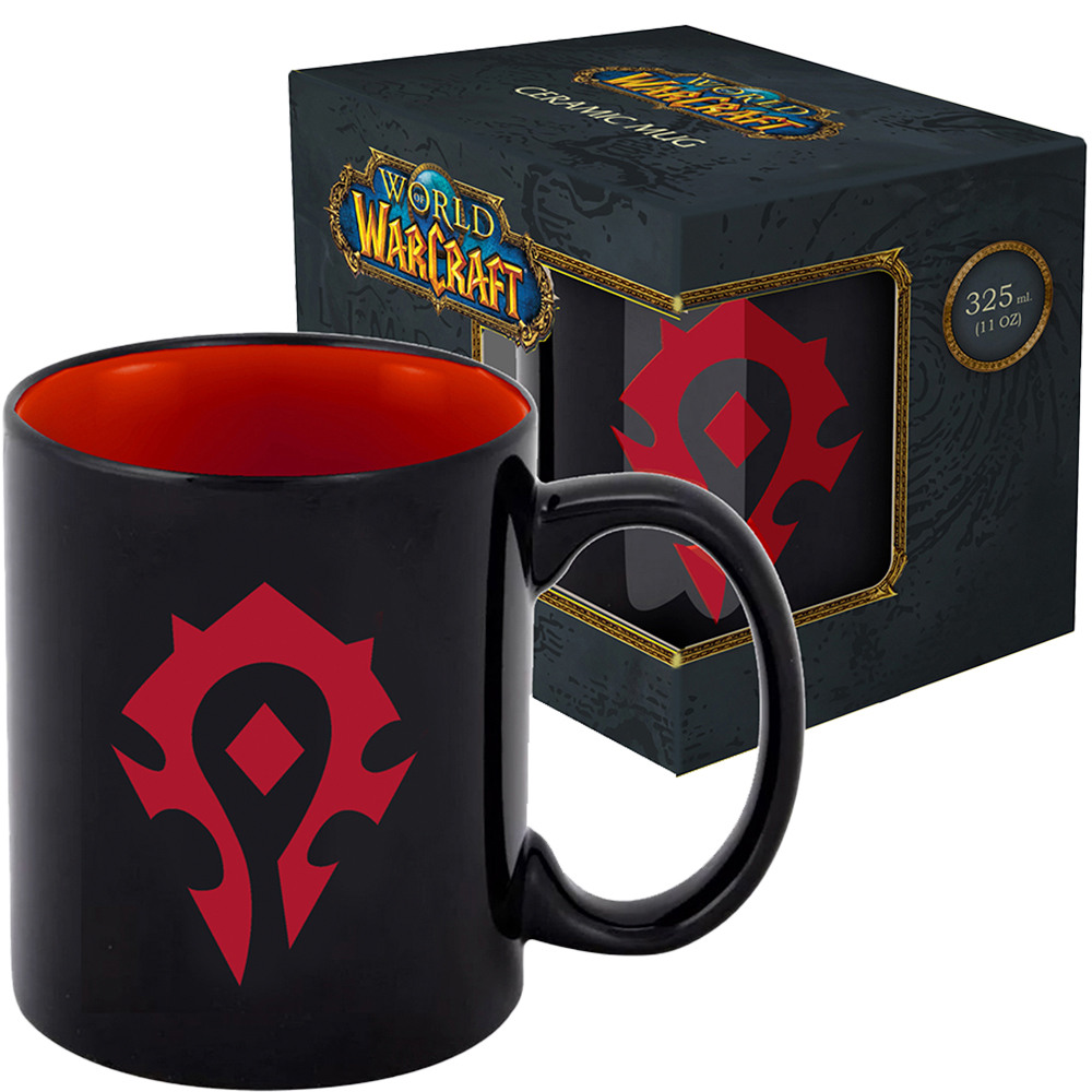 Tazza nera di World of Warcraft con interno rosso e simbolo dell'Orda, accanto alla sua scatola.