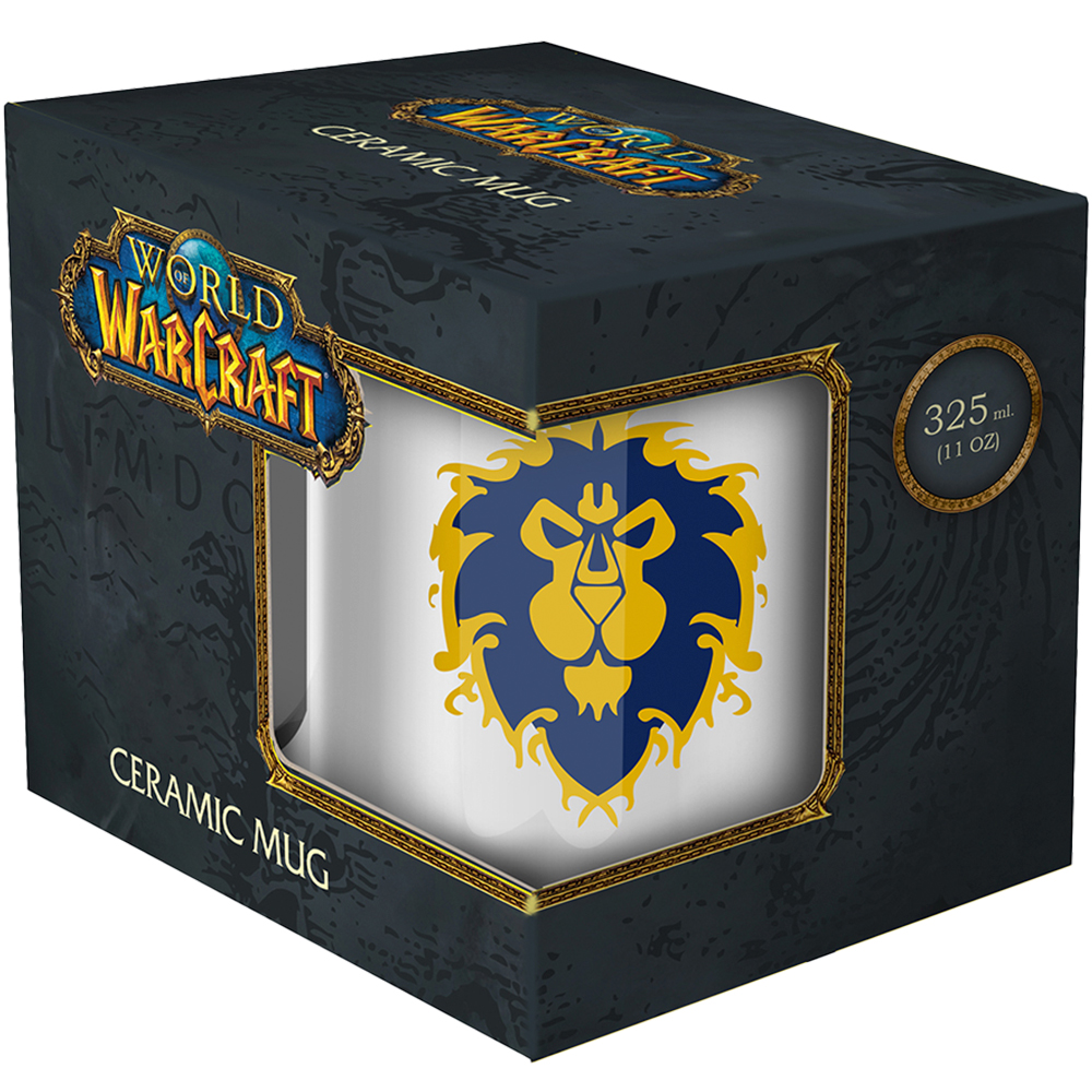 Una tazza di ceramica di World of Warcraft in una scatola. La tazza mostra l'emblema dell'Alleanza. La scatola è blu scuro con dettagli dorati e il logo.