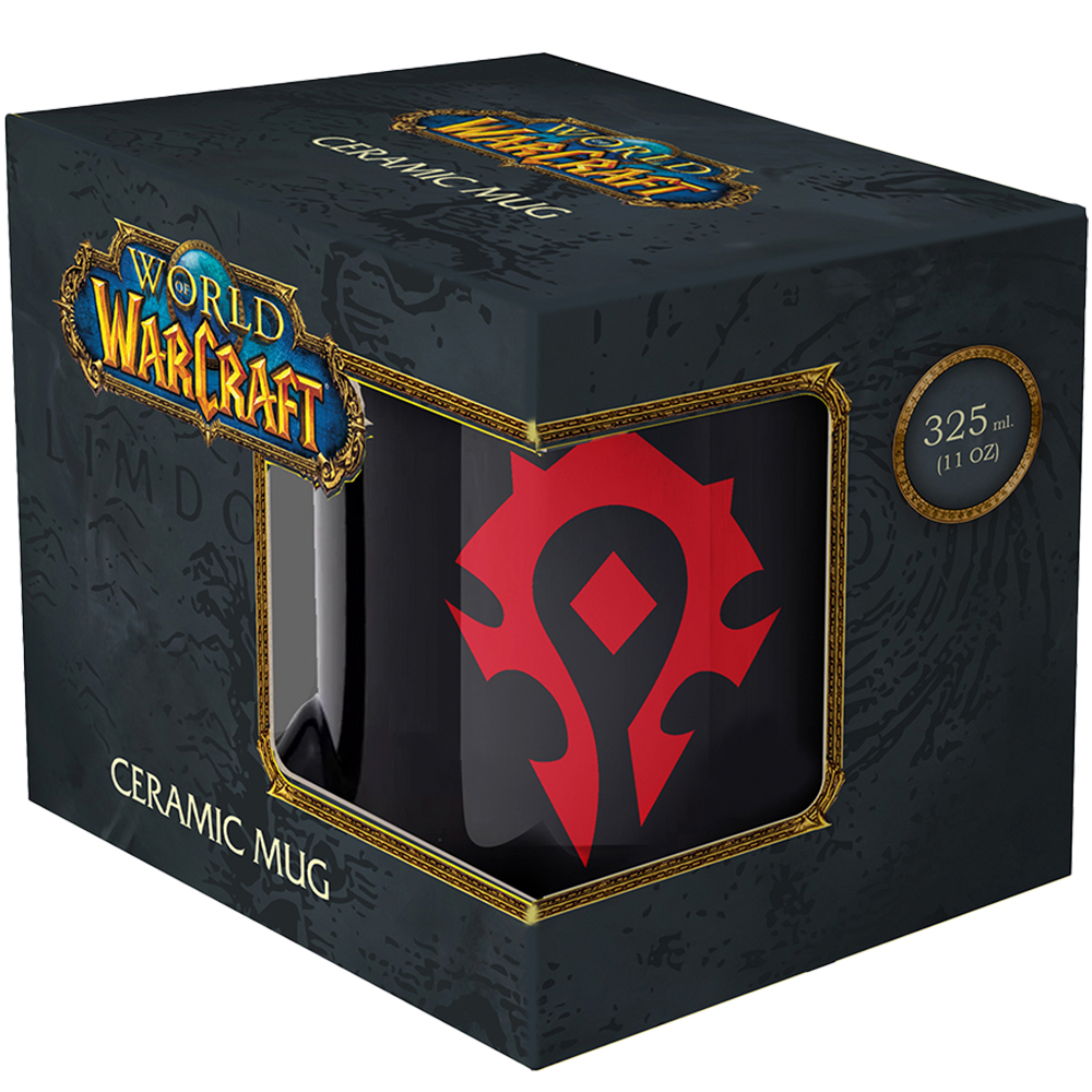 Una tazza di ceramica di World of Warcraft in una scatola. La tazza è nera con un simbolo dell'Orda rosso. La scatola è blu scuro con dettagli dorati.