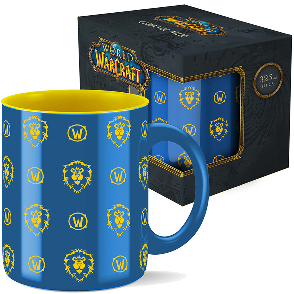 Eine blaue World of Warcraft-Tasse mit gelben Löwenlogos und einer passenden Box. Die Tasse hat einen gelben Innenraum und einen blauen Griff.