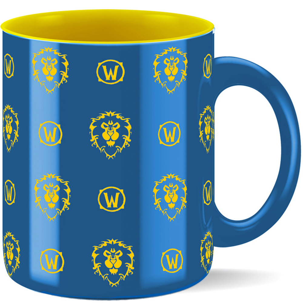 Eine blaue Tasse mit gelbem Innenraum. Sie hat einen blauen Griff und ist mit gelben Logos eines Löwenkopfes und dem Buchstaben 'W' bedeckt.
