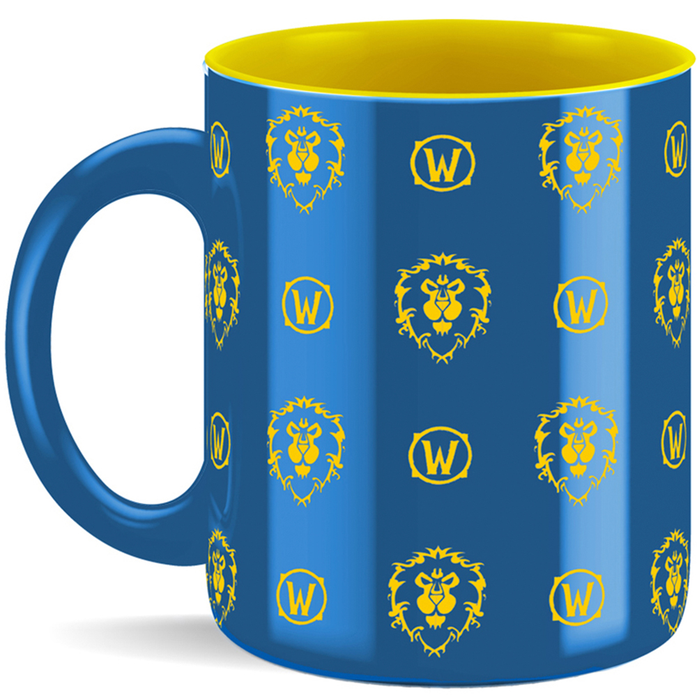 Blaue Tasse mit gelbem Innenraum. Sie hat Löwen- und 'W'-Logos. Der Griff ist blau. Die Tasse hat einen weißen Hintergrund.