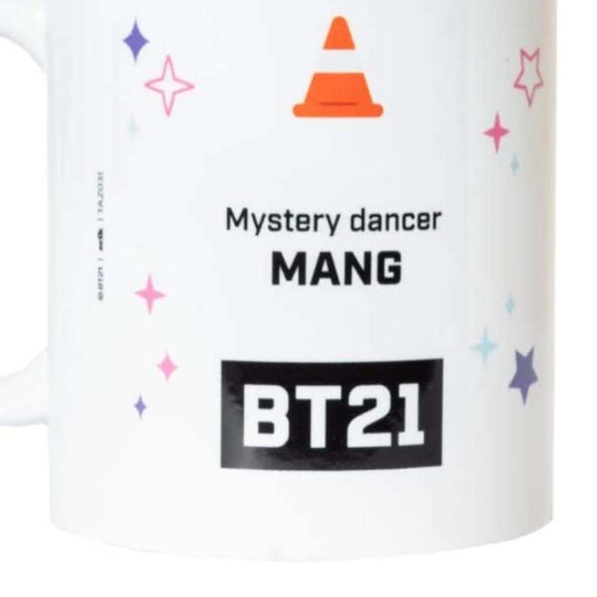 Weißer Becher mit orangefarbenen Kegel- und Sterngrafiken. Der Text lautet 'Mystery dancer MANG' und 'BT21'.