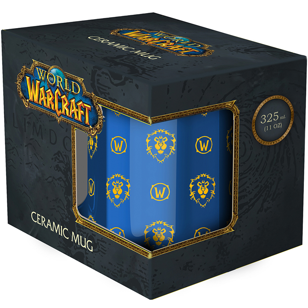 Eine World of Warcraft Keramiktasse in einer Schachtel. Die blaue Tasse hat das Logo und einen goldenen Löwenkopf. Die Box ist dunkelblau.
