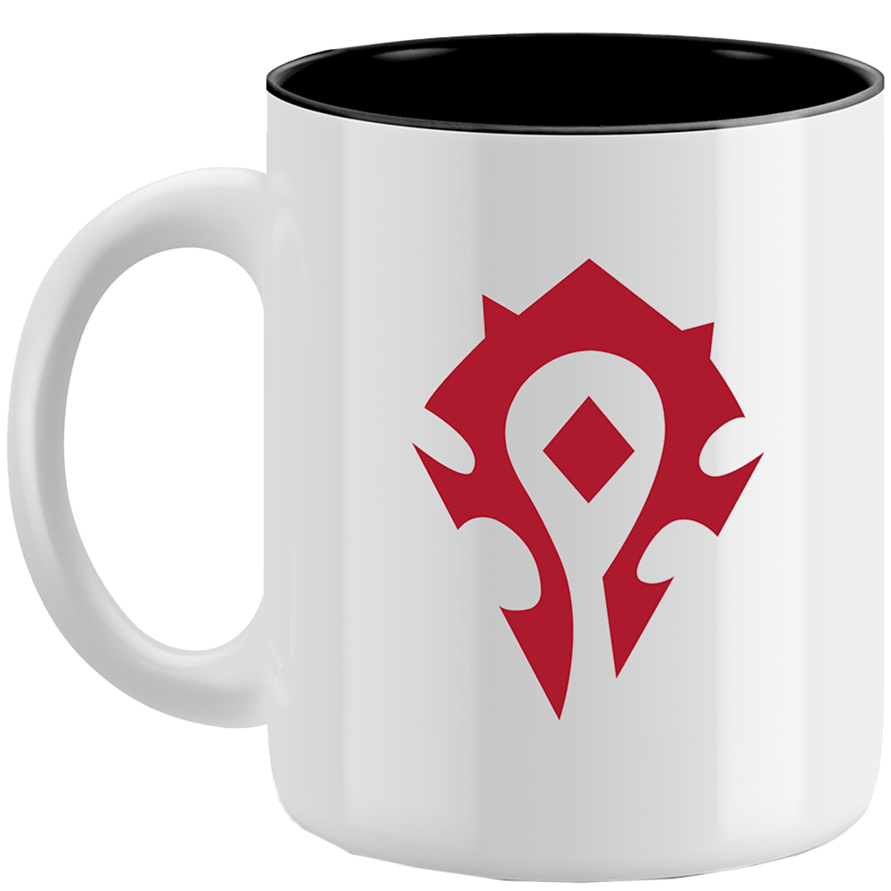 Ein weißer Becher mit einem roten Emblem auf der Vorderseite. Der Becher hat einen schwarzen Rand und Henkel.