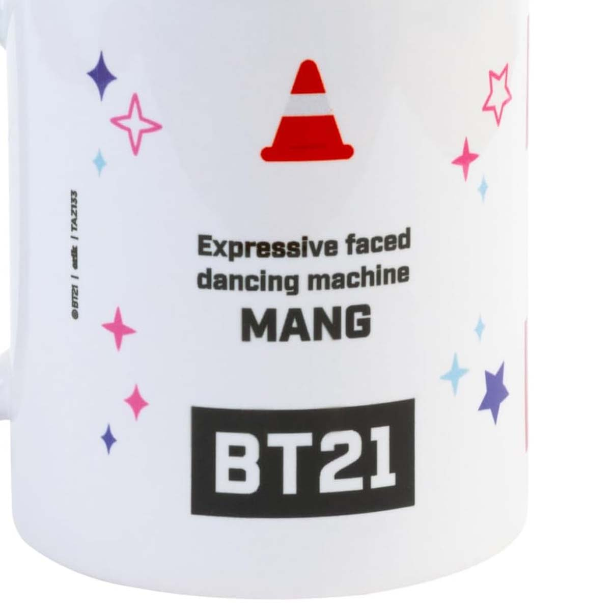 Eine weiße Tasse mit BT21- und MANG-Branding. Sie hat einen roten Verkehrskegel und farbenfrohe sternförmige Designs.