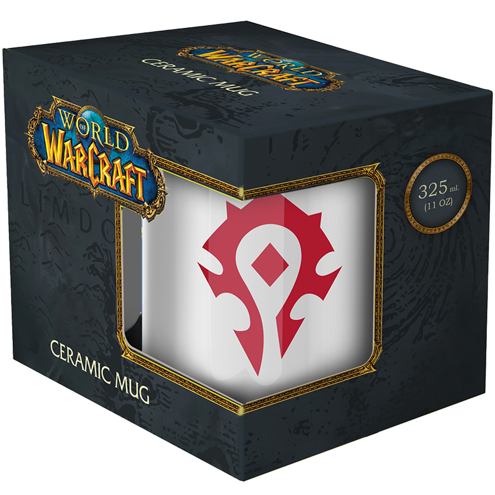 Eine World of Warcraft Keramiktasse in einer Schachtel. Die Tasse hat das Horde-Symbol. Die Schachtel ist dunkelblau mit goldenen Akzenten und dem Logo des Spiels.