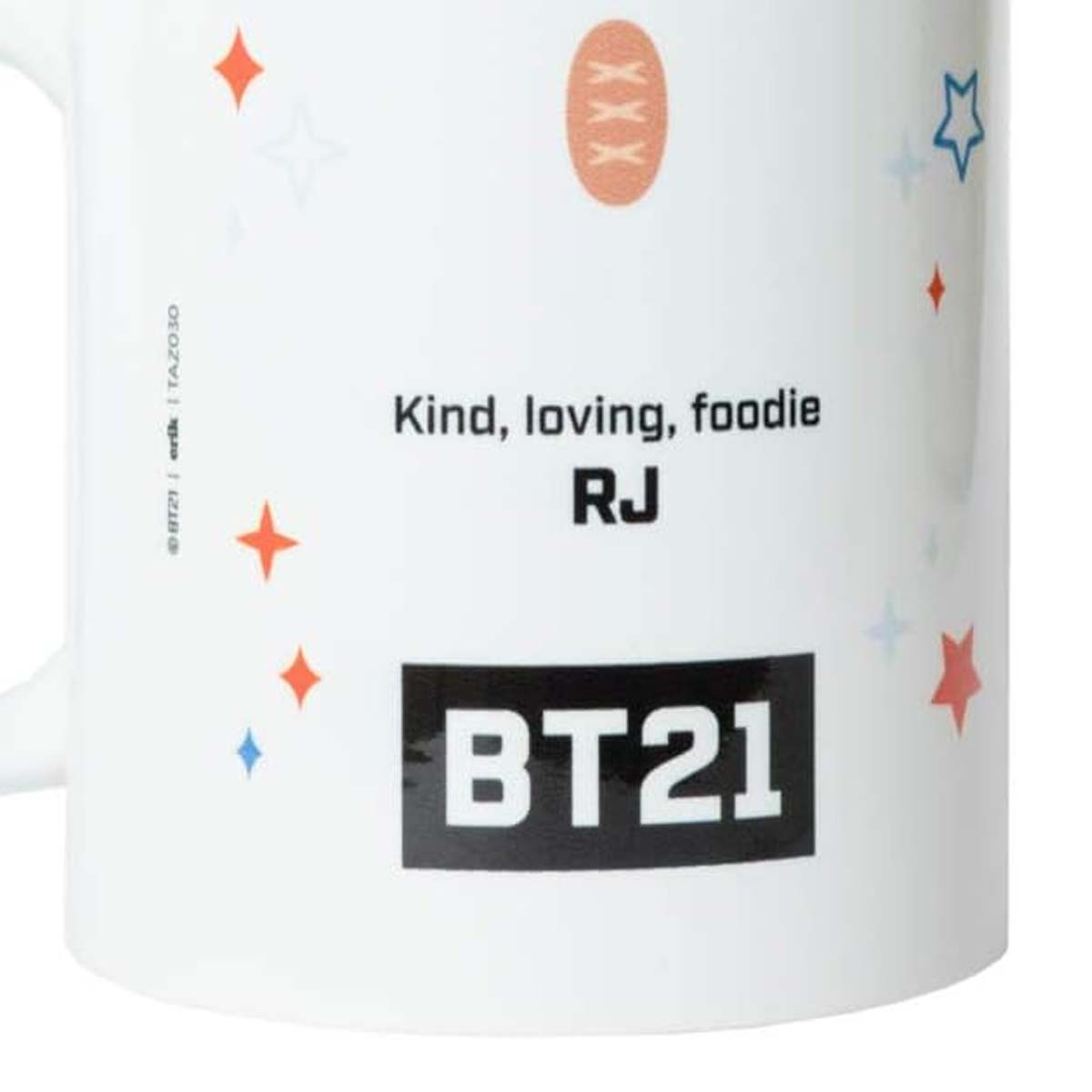 Weißer Becher mit Text 'Kind, loving, foodie RJ' und 'BT21'-Logo. Verziert mit Sternen und einem rosa Oval.