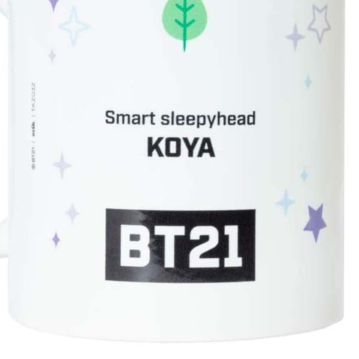 Weißer Becher mit "Smart sleepyhead KOYA" und "BT21" Text. Verziert mit Sternen und einem grünen Blatt.