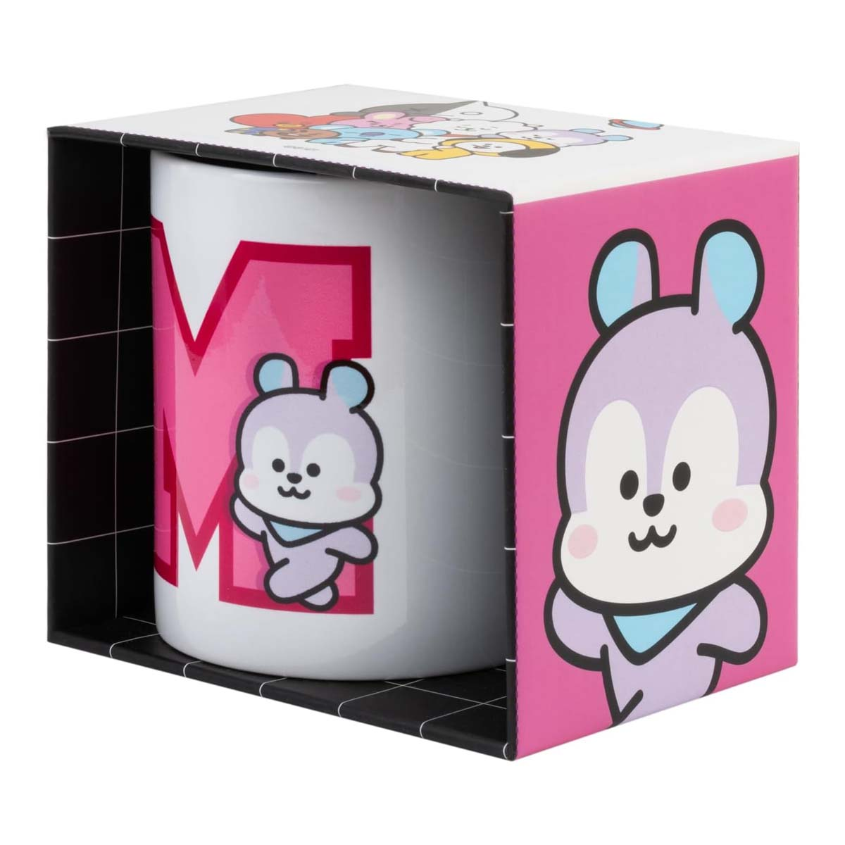 Eine Tasse in einer Schachtel. Die Tasse hat ein rosa "M" und einen Cartoon-Bären. Die Box ist rosa und hat einen Cartoon-Bären an der Seite.