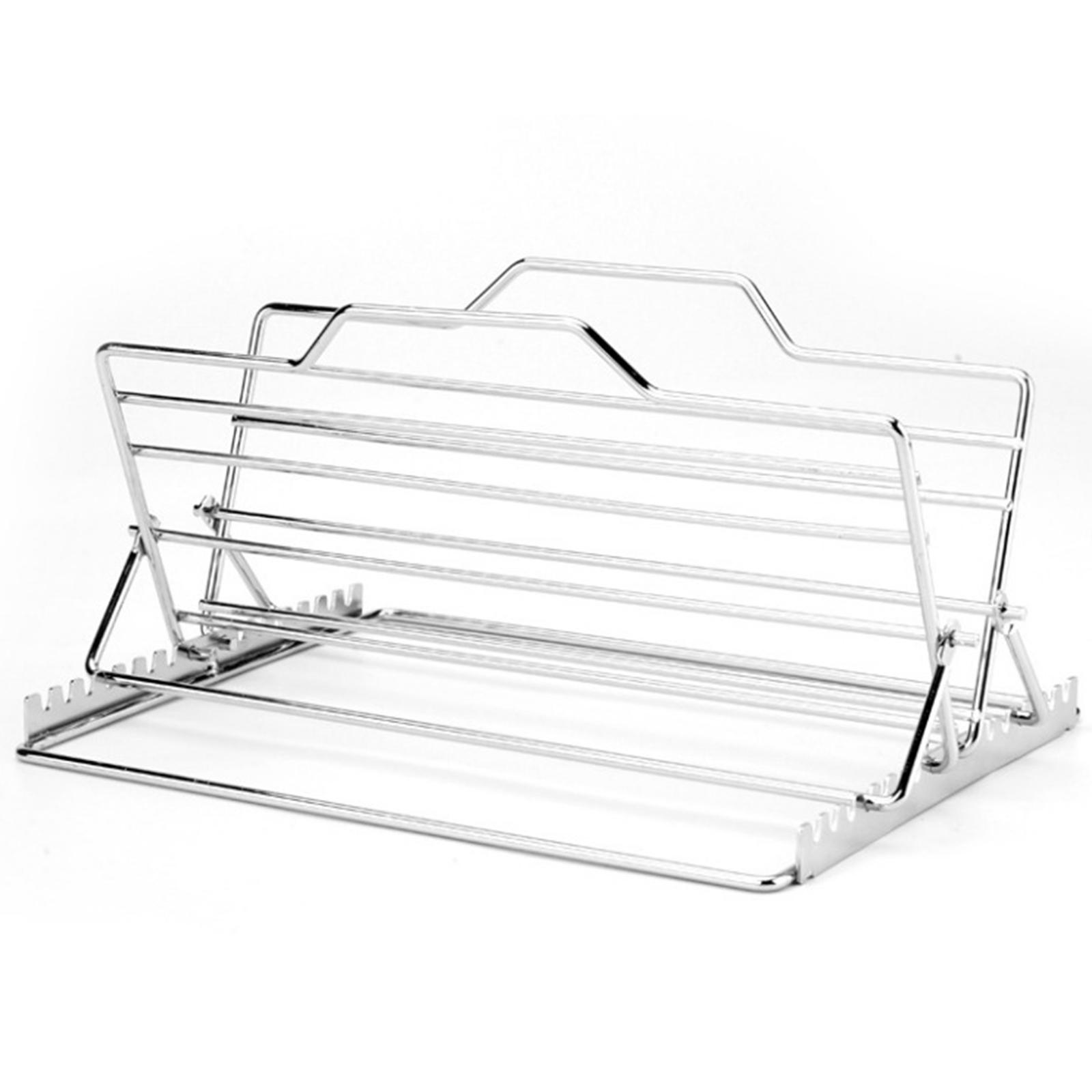 Ein Chrom-Metallregal mit horizontalen Stangen und abgewinkelten Stützen vor weißem Hintergrund.