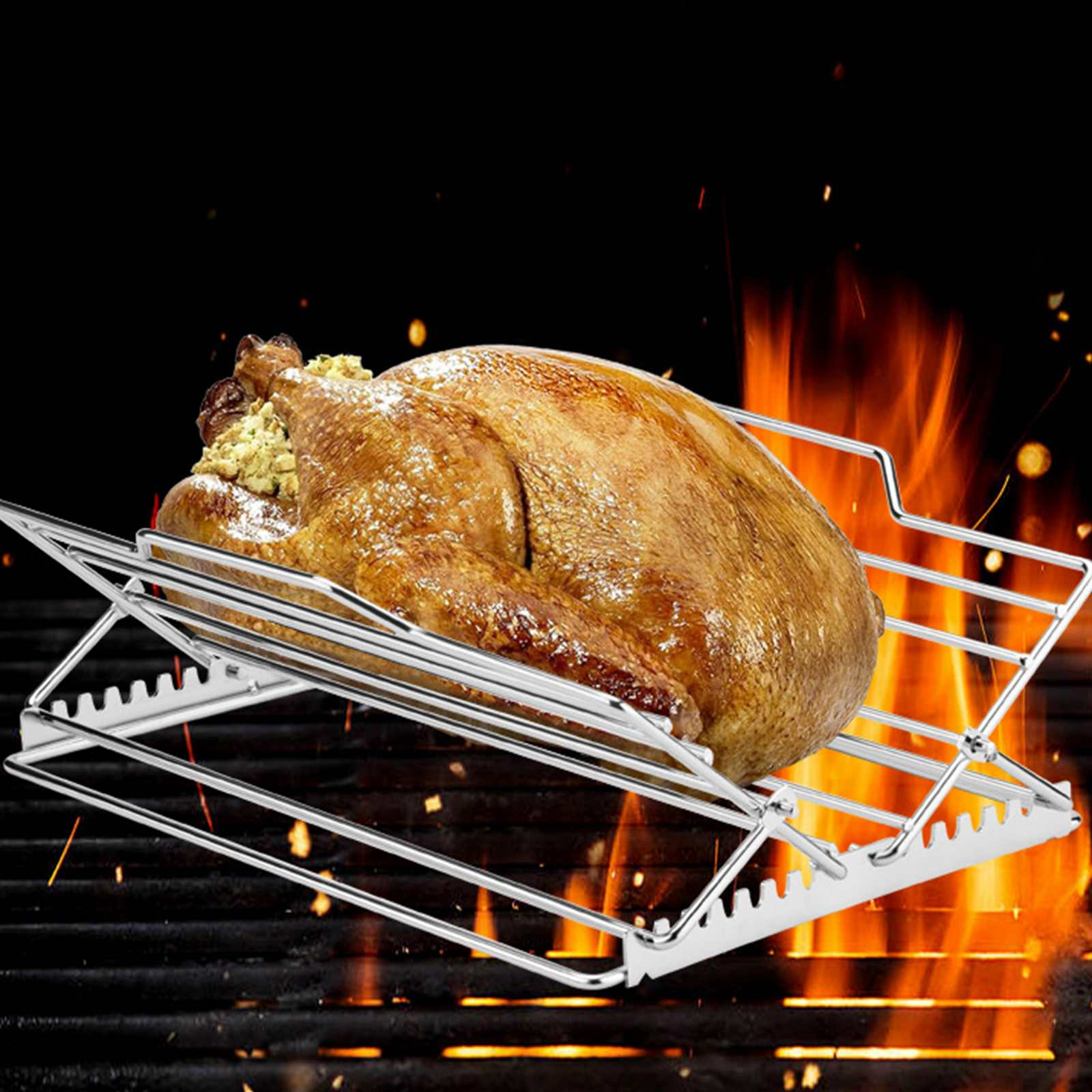 Gebratener Truthahn auf einem Metallrost über einem Grill, Flammen im Hintergrund. Der Truthahn ist goldbraun und gefüllt.