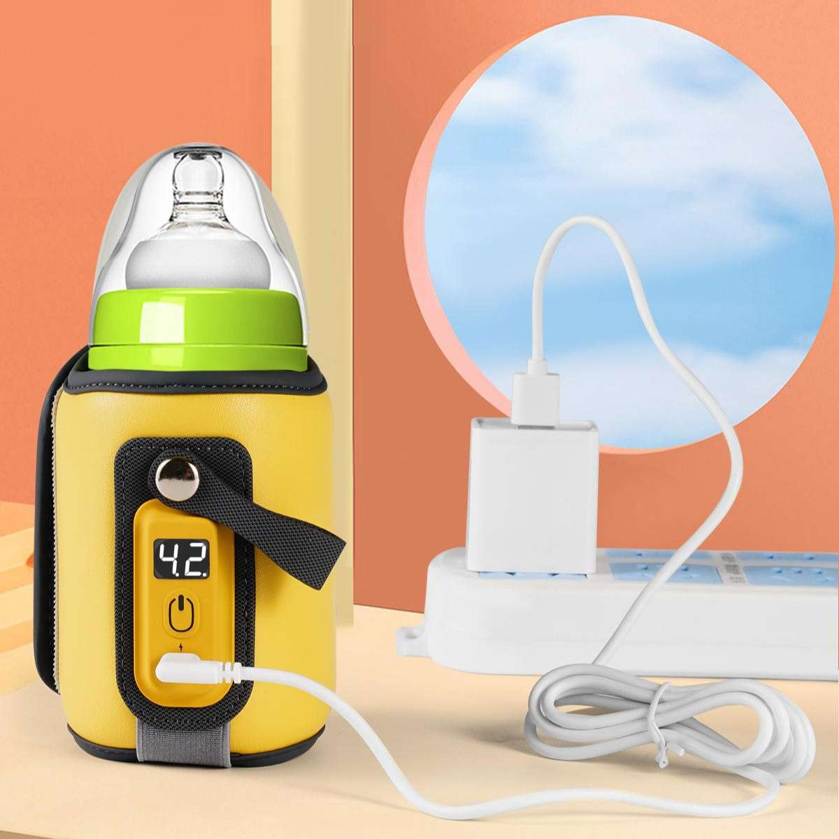 Ein gelber Flaschenwärmer mit Flasche, verbunden mit einem Netzteil über ein weißes Kabel. Himmel Hintergrund.