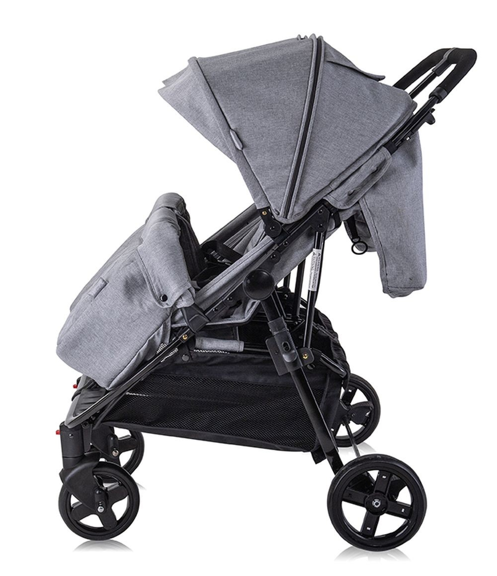 Ein grauer Kinderwagen mit schwarzem Rahmen und Rädern. Der Kinderwagen hat ein Verdeck und einen Aufbewahrungskorb. Er steht auf weißem Hintergrund.