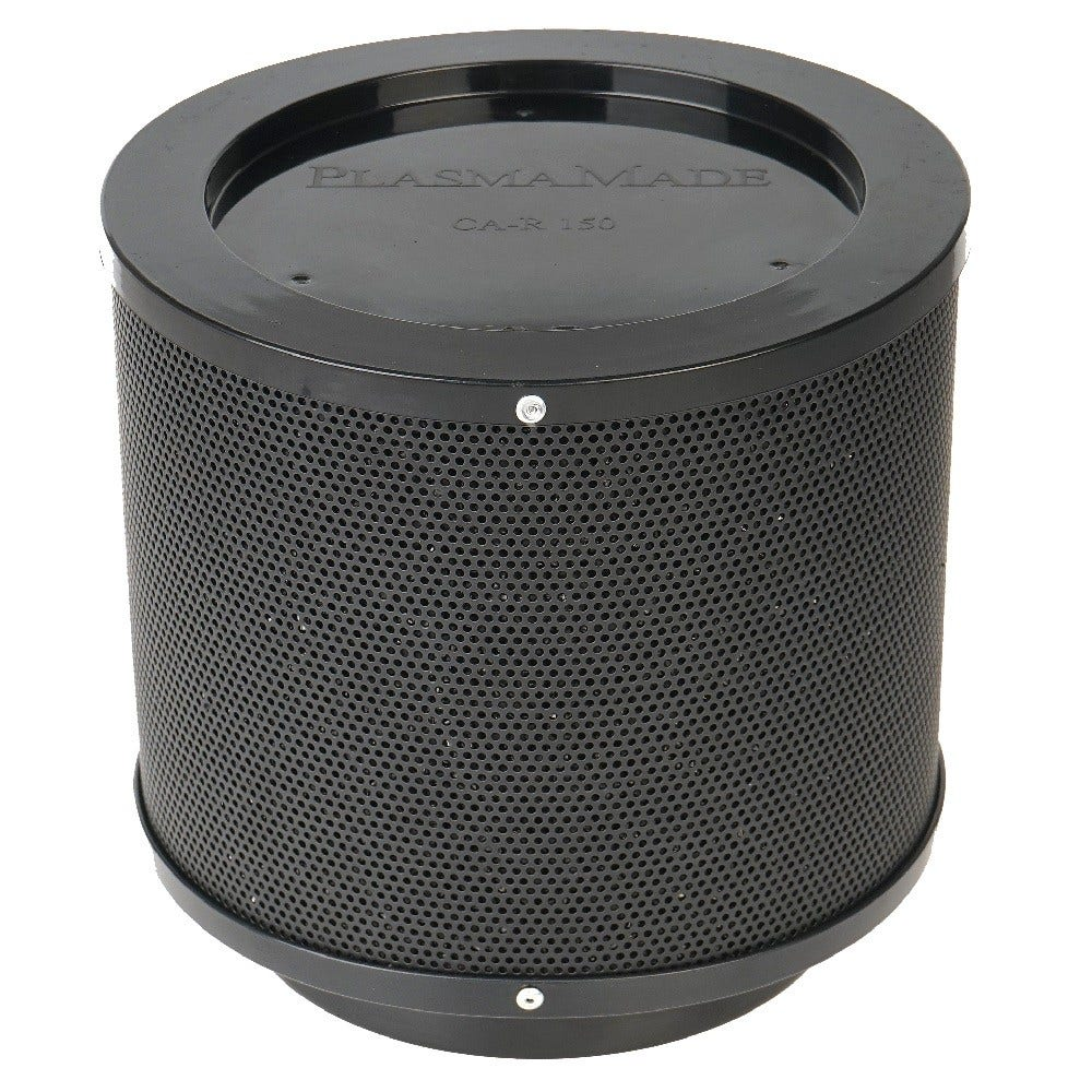 Ein schwarzer zylindrischer Luftfilter. Oben stehen die Worte PLASMAMADE und CA-R 150. Der Körper ist perforiert.