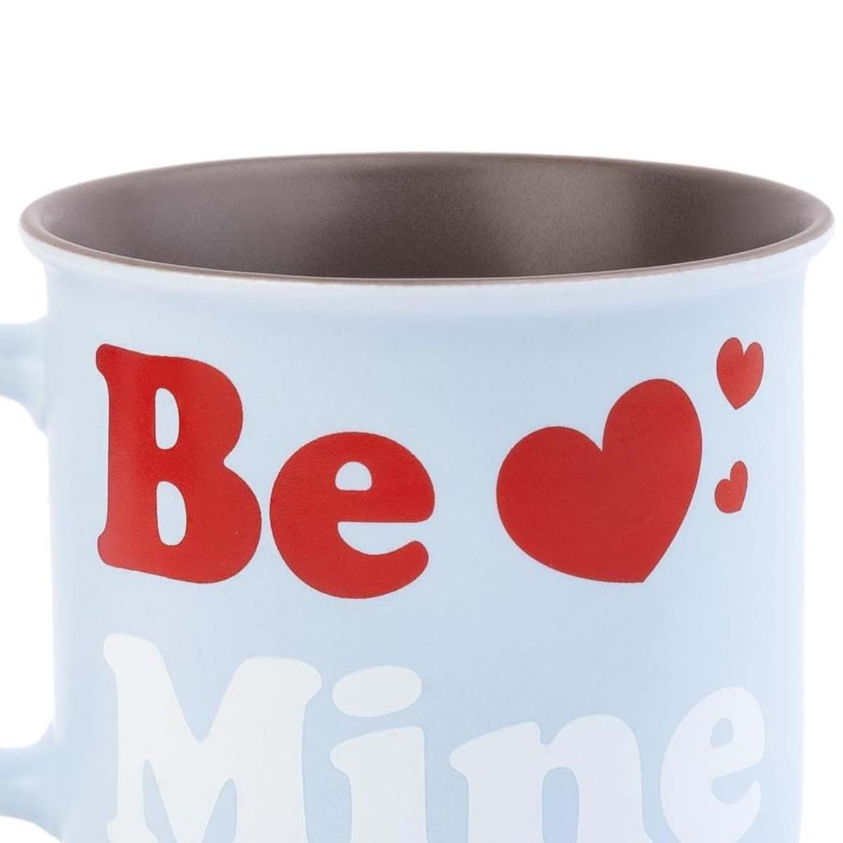 Hellblauer Becher mit roter Aufschrift 'Be Mine'. Auf der rechten Seite des Bechers befinden sich rote Herzen.