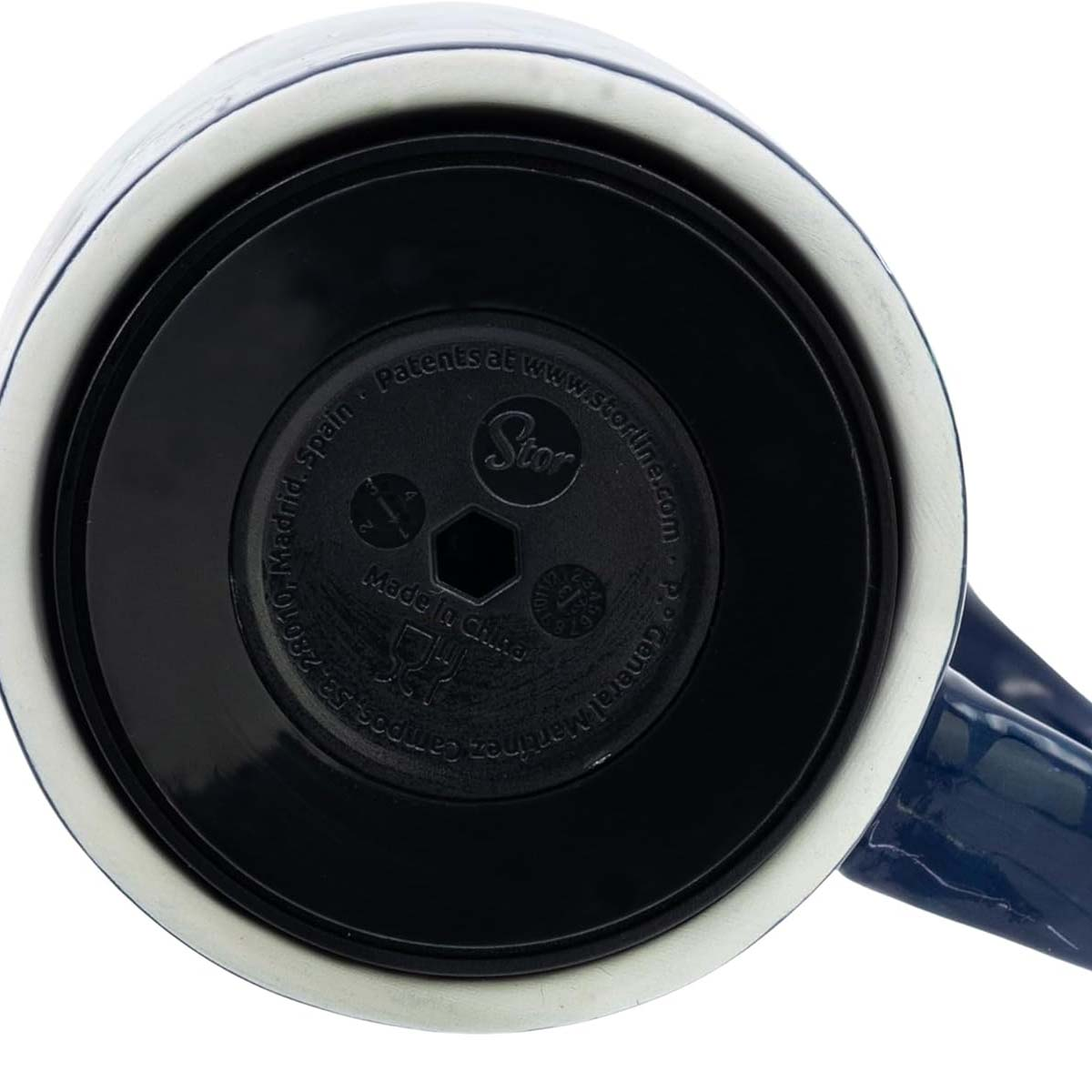 Draufsicht auf eine blau-weiße Tasse. Sie hat einen schwarzen Boden mit Text und einem Griff. Die Tasse ist in China hergestellt.