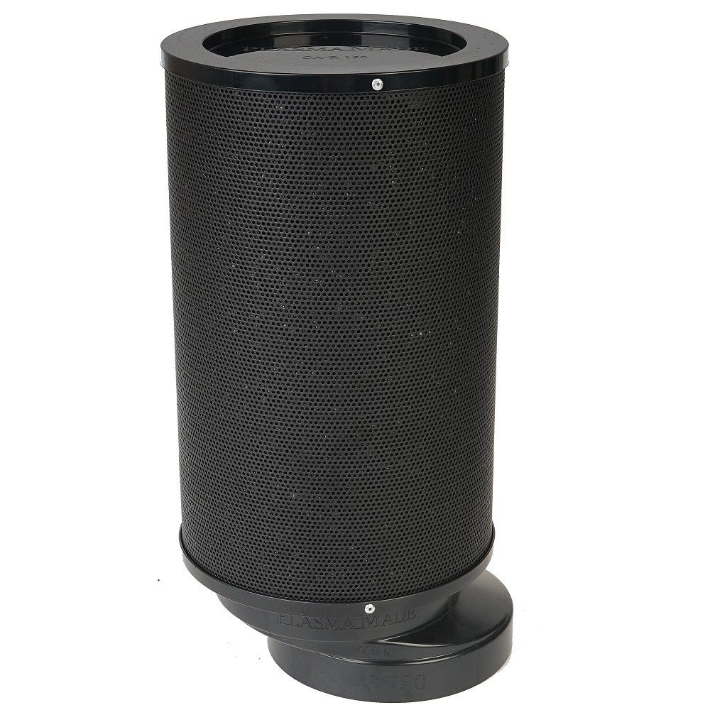 Ein schwarzer zylindrischer Luftfilter steht aufrecht. Er hat einen perforierten Maschenkörper und solide Ober- und Unterteile. Der Filter steht auf einer weißen Oberfläche.