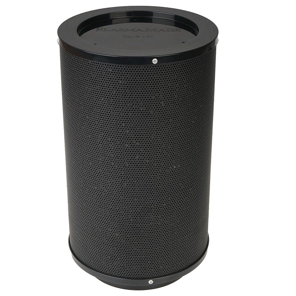 Ein zylindrischer schwarzer Luftfilter mit der Aufschrift 'PLASMAMADE CA-R 150'. Es hat eine perforierte Oberfläche und einen festen Boden.