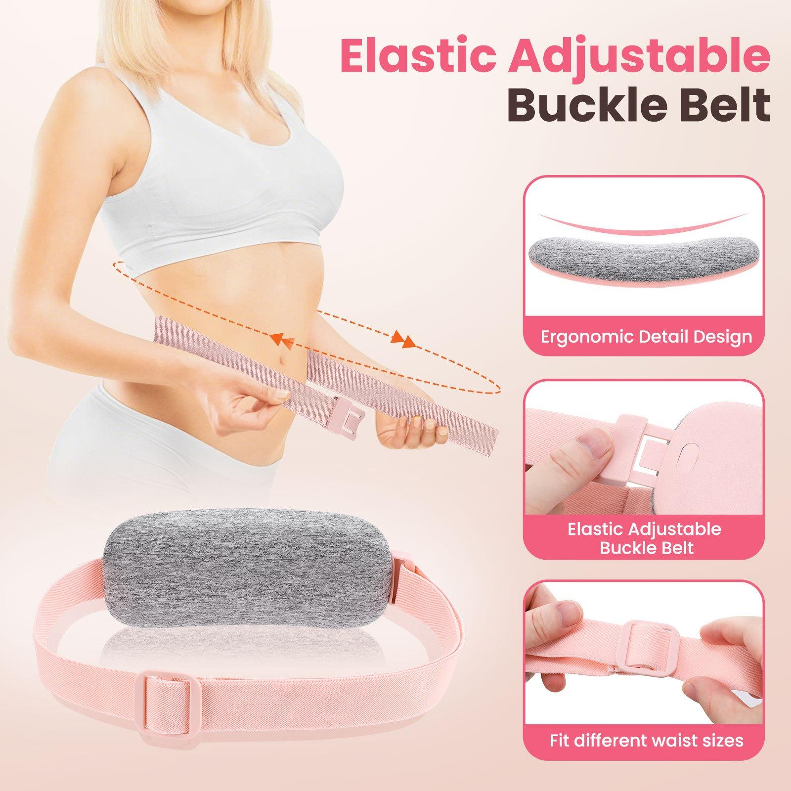 Eine Frau demonstriert einen elastischen, verstellbaren Schnallengürtel. Rosa Gürtel und graues Kissen. Details: Design, Anpassung und Taillengröße.