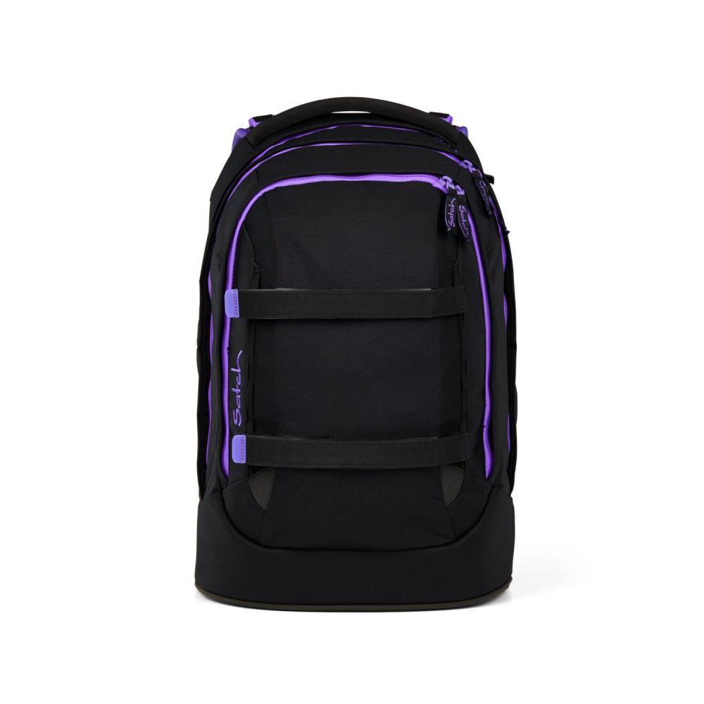 Ein schwarzer Rucksack mit lila Zierleisten. Der Rucksack hat das 'Satchel'-Logo. Der Hintergrund ist weiß.