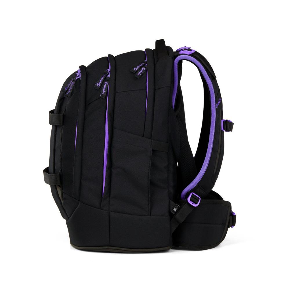 Schwarzer Rucksack mit lila Akzenten. Mit dem Markennamen 'Satchel'. Die Tasche hat mehrere Fächer und Riemen.